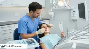 Dentista visita una paziente su poltrona odontoiatrica in studio, con strumenti e specchietto in mano